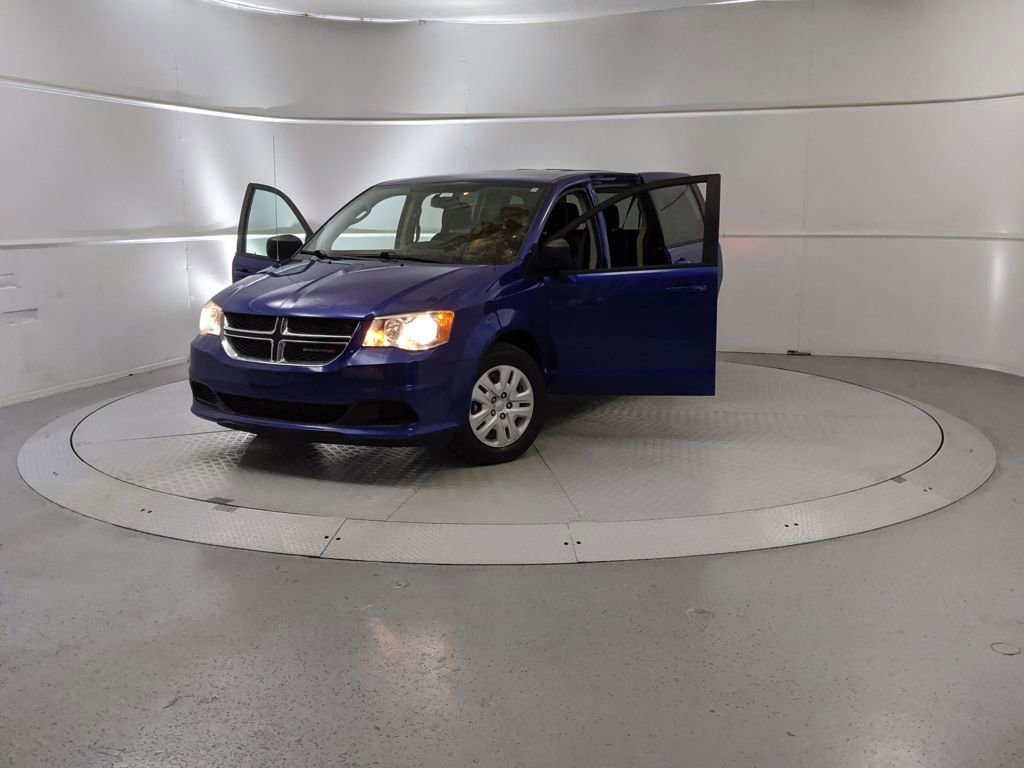 Used 2018 Dodge Grand Caravan SE w/ UConnect Hands-Free Group image 2