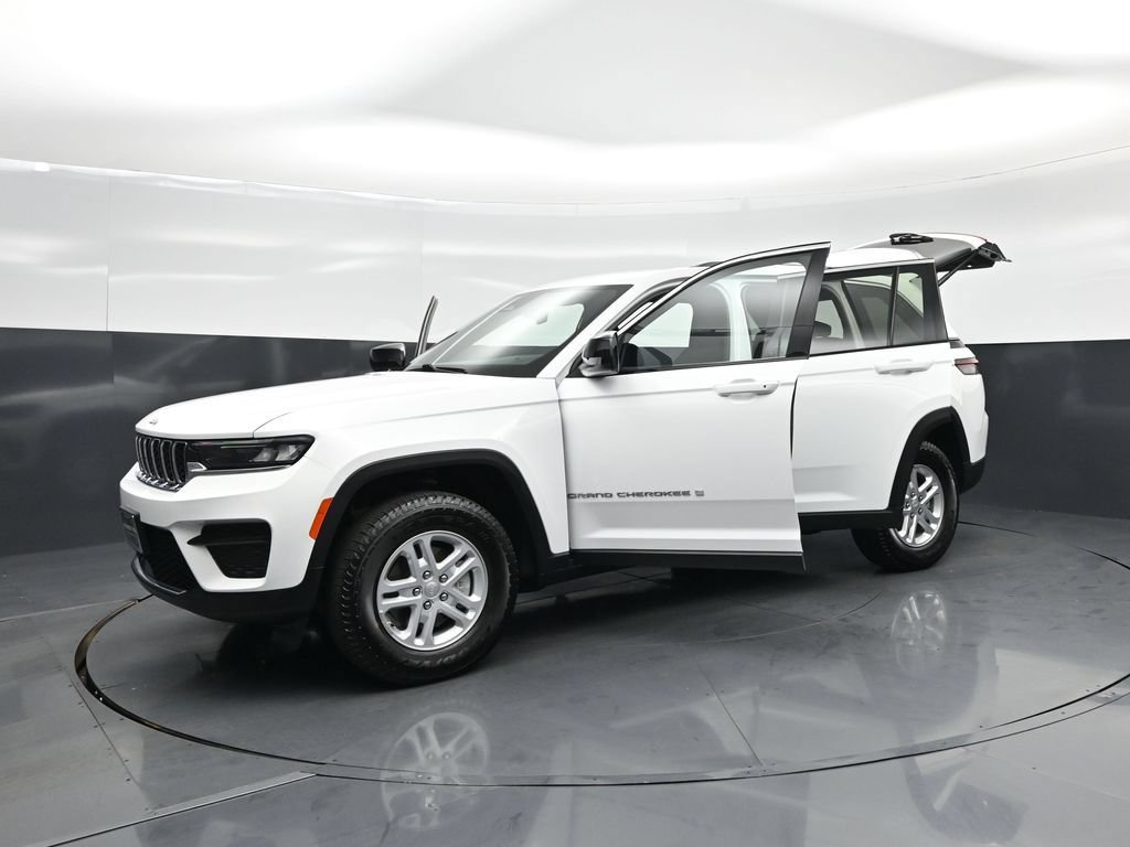 Used 2025 Jeep Grand Cherokee Laredo w/ Luxury Tech Group I AWD/4WD image 24