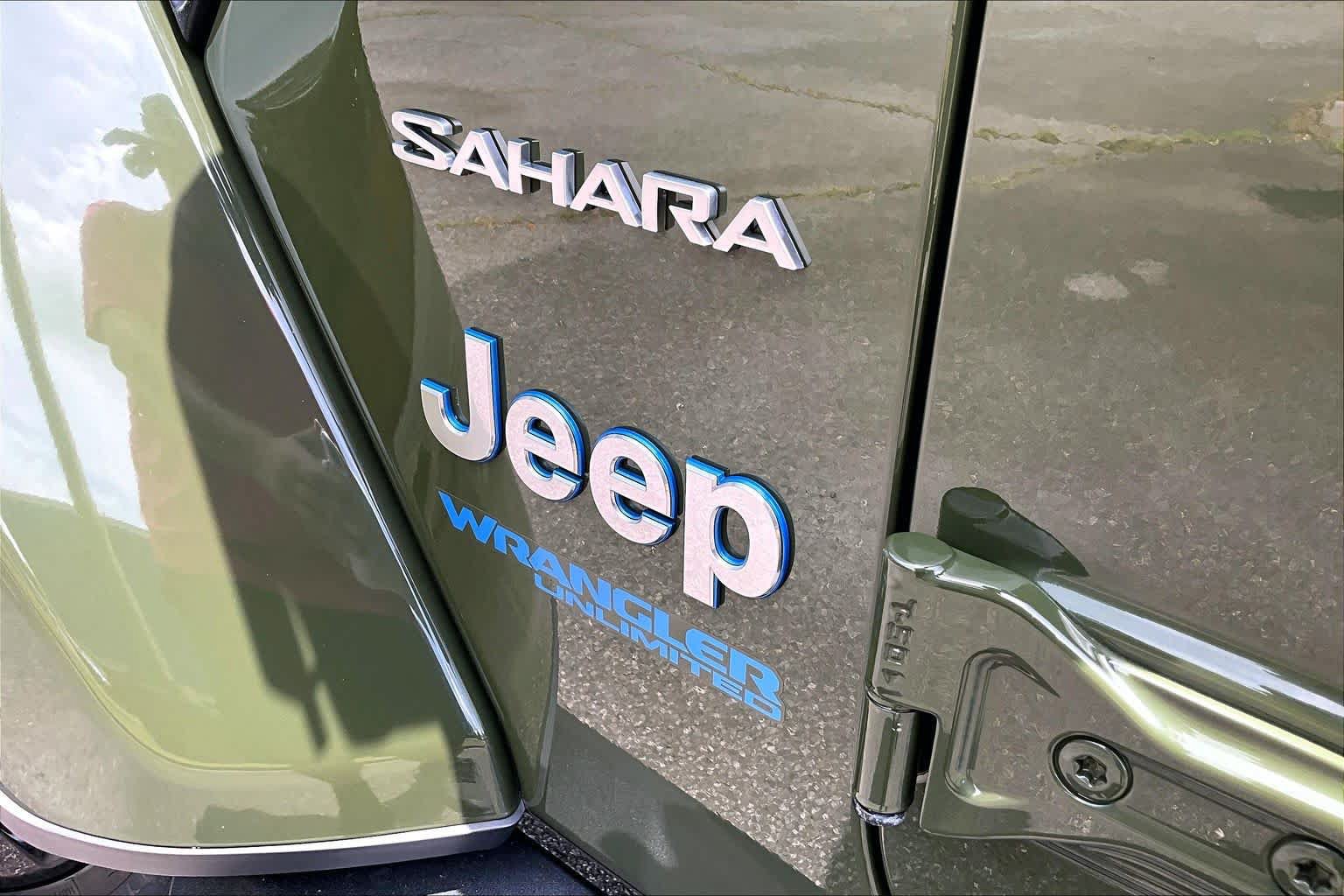 Used 2022 Jeep Wrangler Unlimited Sahara w/ Cold Weather Group AWD/4WD image 30