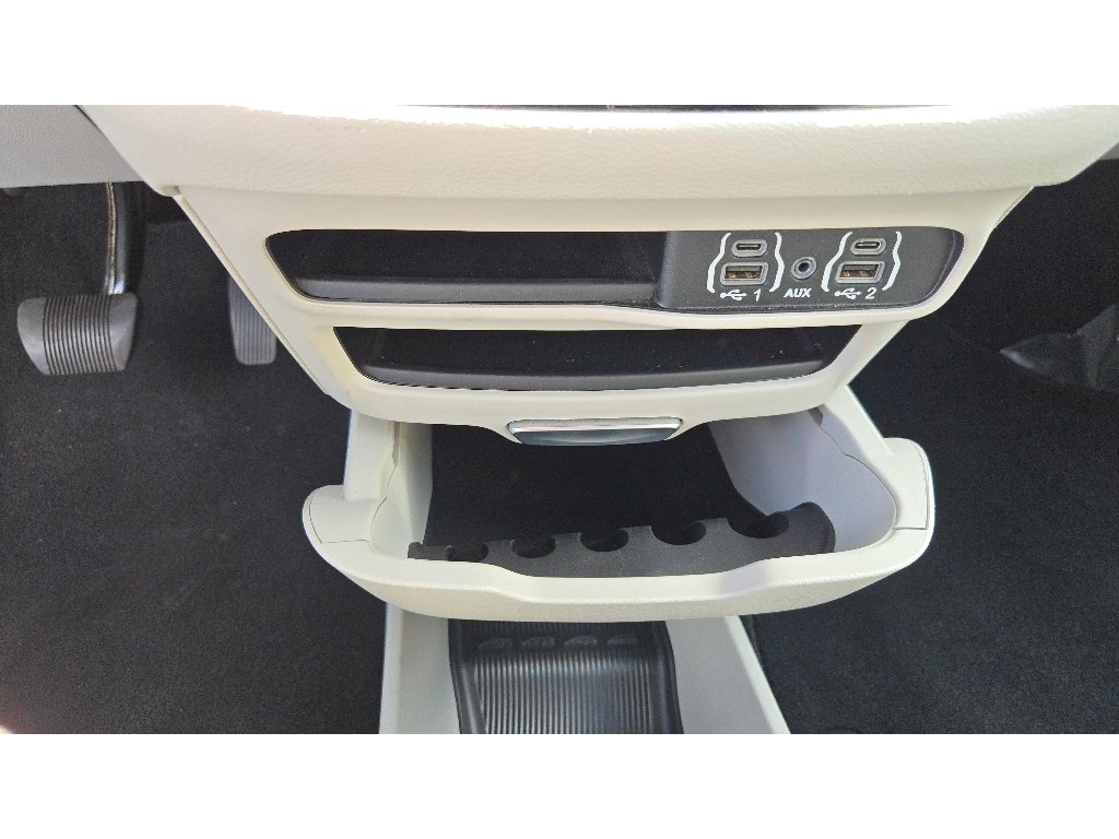 Used 2024 Chrysler Pacifica Touring-L FWD image 27