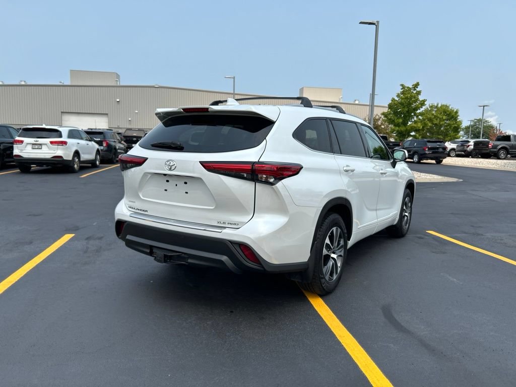 Used 2022 Toyota Highlander XLE AWD/4WD image 7