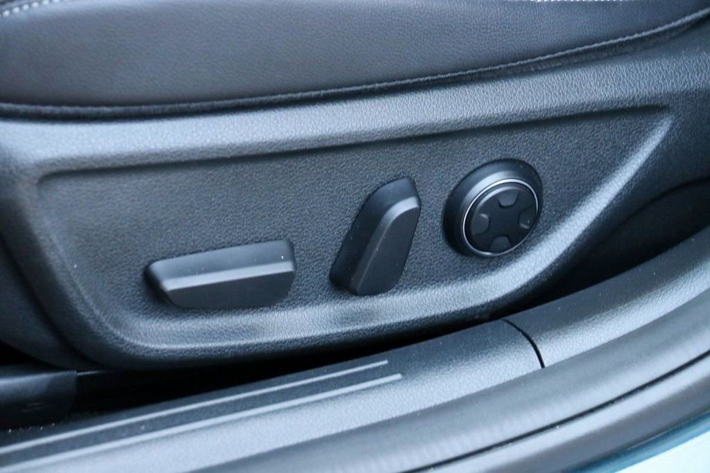 Used 2025 Genesis G70 2.5T image 18