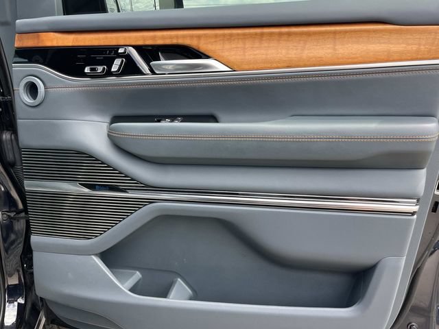 Used 2022 Jeep Grand Wagoneer Series II AWD/4WD image 31