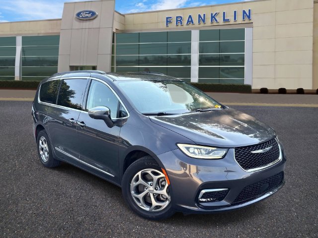 Used 2022 Chrysler Pacifica Limited w/ Uconnect Theater Family Group