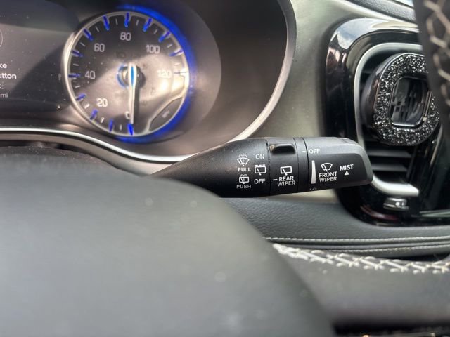 Used 2023 Chrysler Pacifica Limited w/ Uconnect Theater Family Group image 18