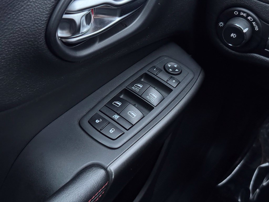 Used 2020 Jeep Cherokee Trailhawk w/ Cold Weather Group AWD/4WD image 39