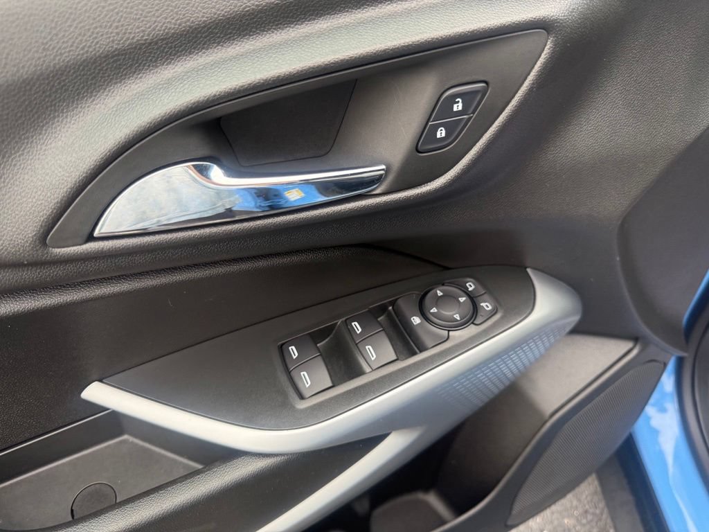 Used 2024 Chevrolet Trax RS FWD image 19