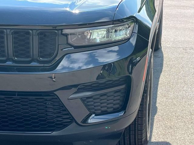Used 2025 Jeep Grand Cherokee Altitude AWD/4WD image 9