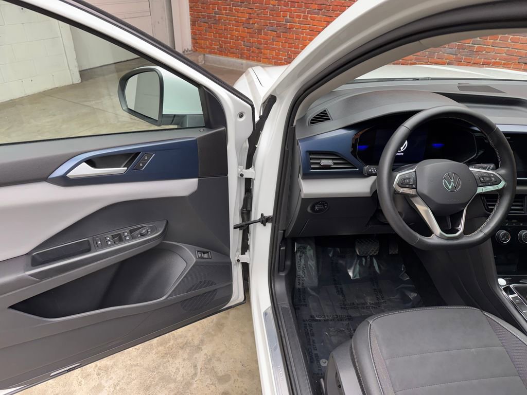 Used 2023 Volkswagen Taos SE w/ Panoramic Sunroof Package AWD/4WD image 9