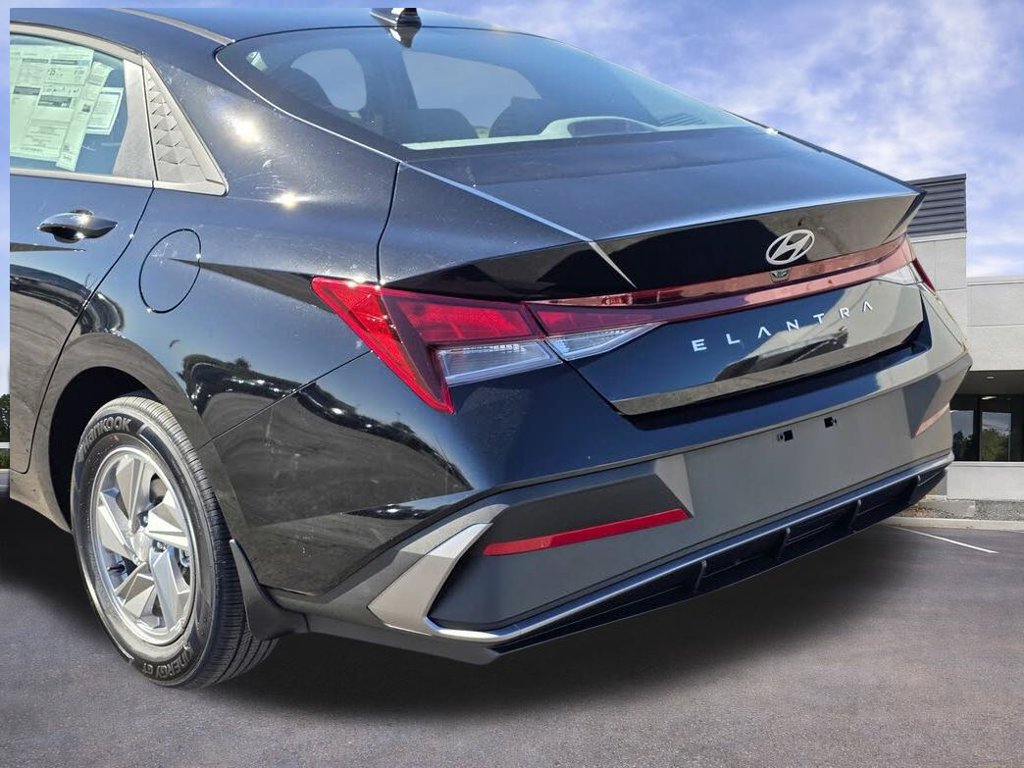 Used 2026 Hyundai Elantra SE FWD image 7