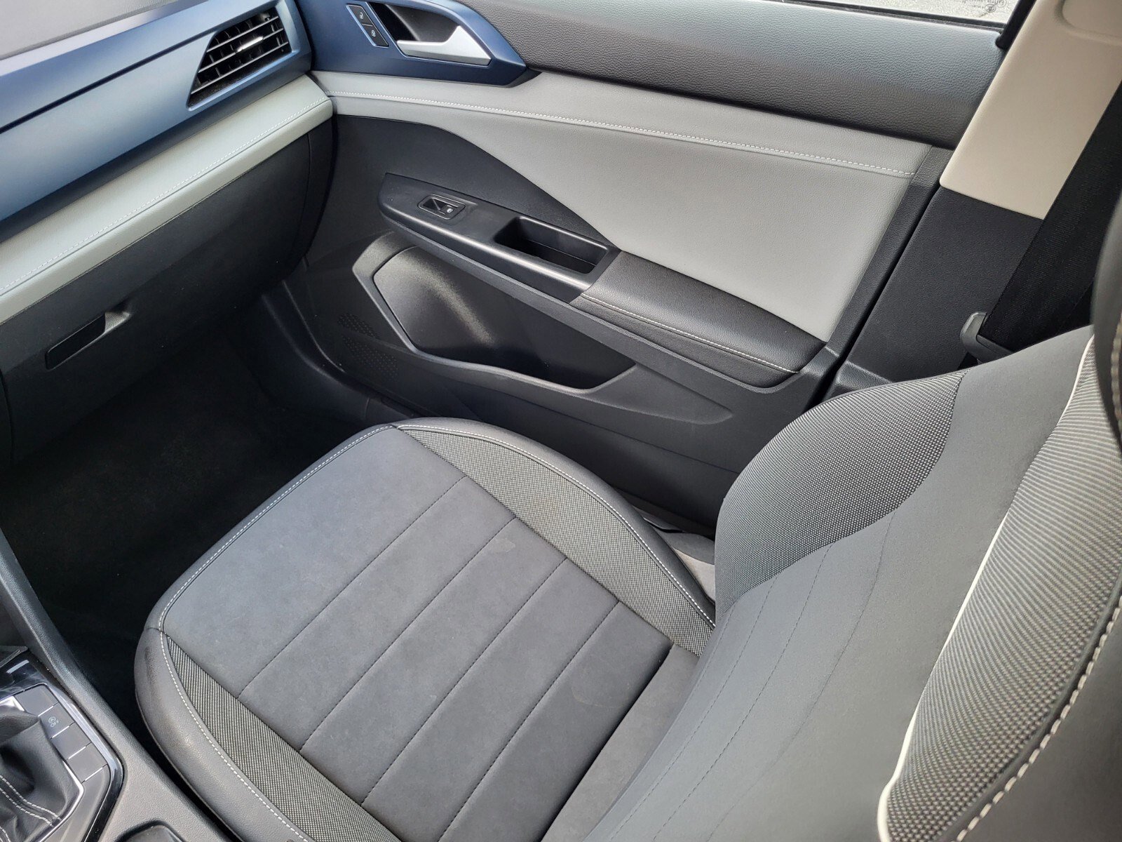 Used 2024 Volkswagen Taos SE FWD image 16