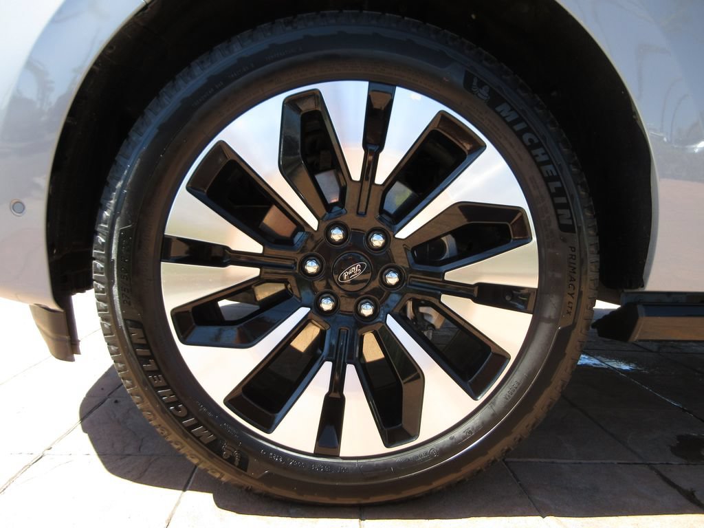Certified 2025 Ford Expedition Max Platinum w/ Driver's Package AWD/4WD image 8