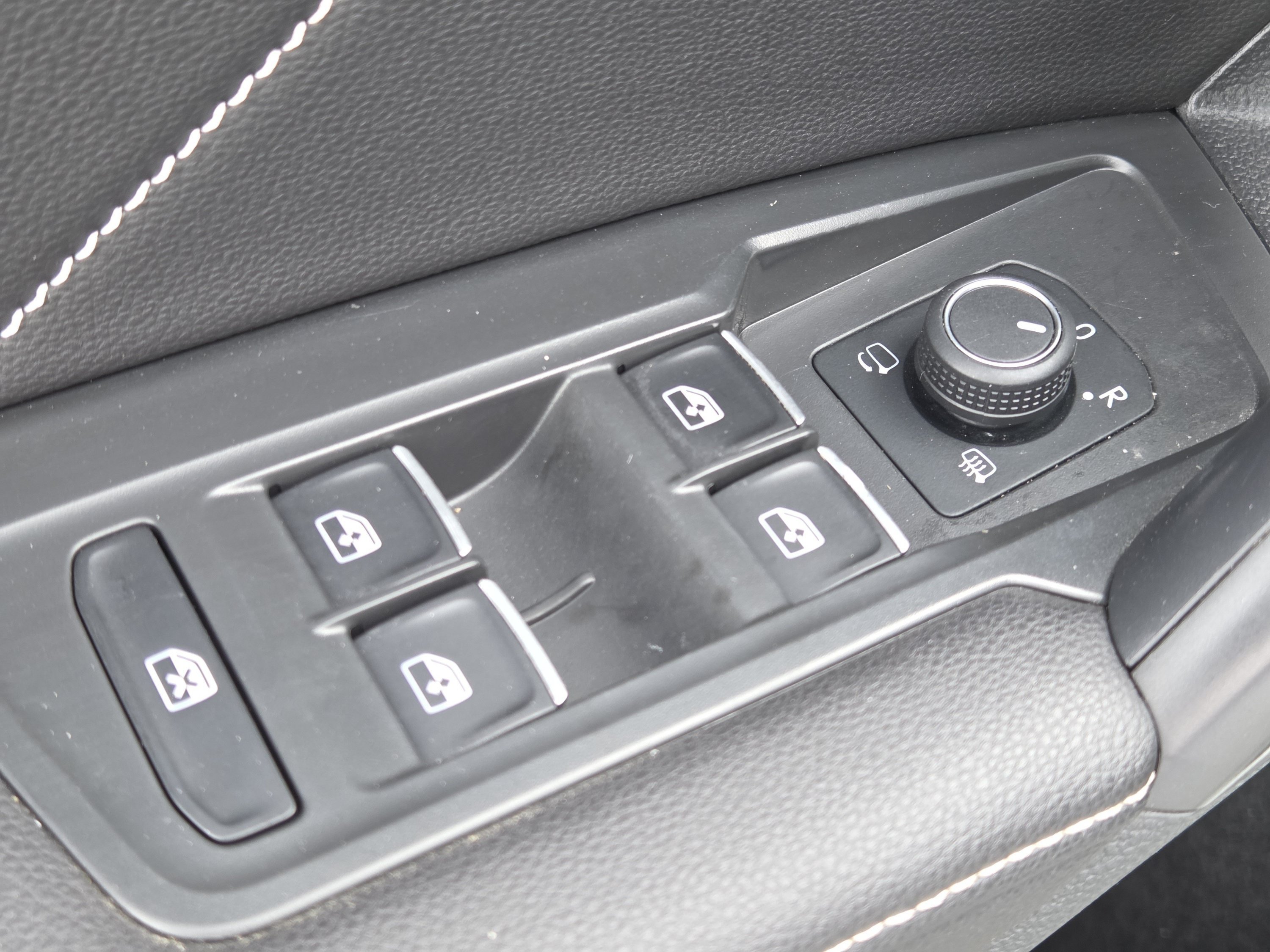 Used 2022 Volkswagen Tiguan SEL R-Line AWD/4WD image 36