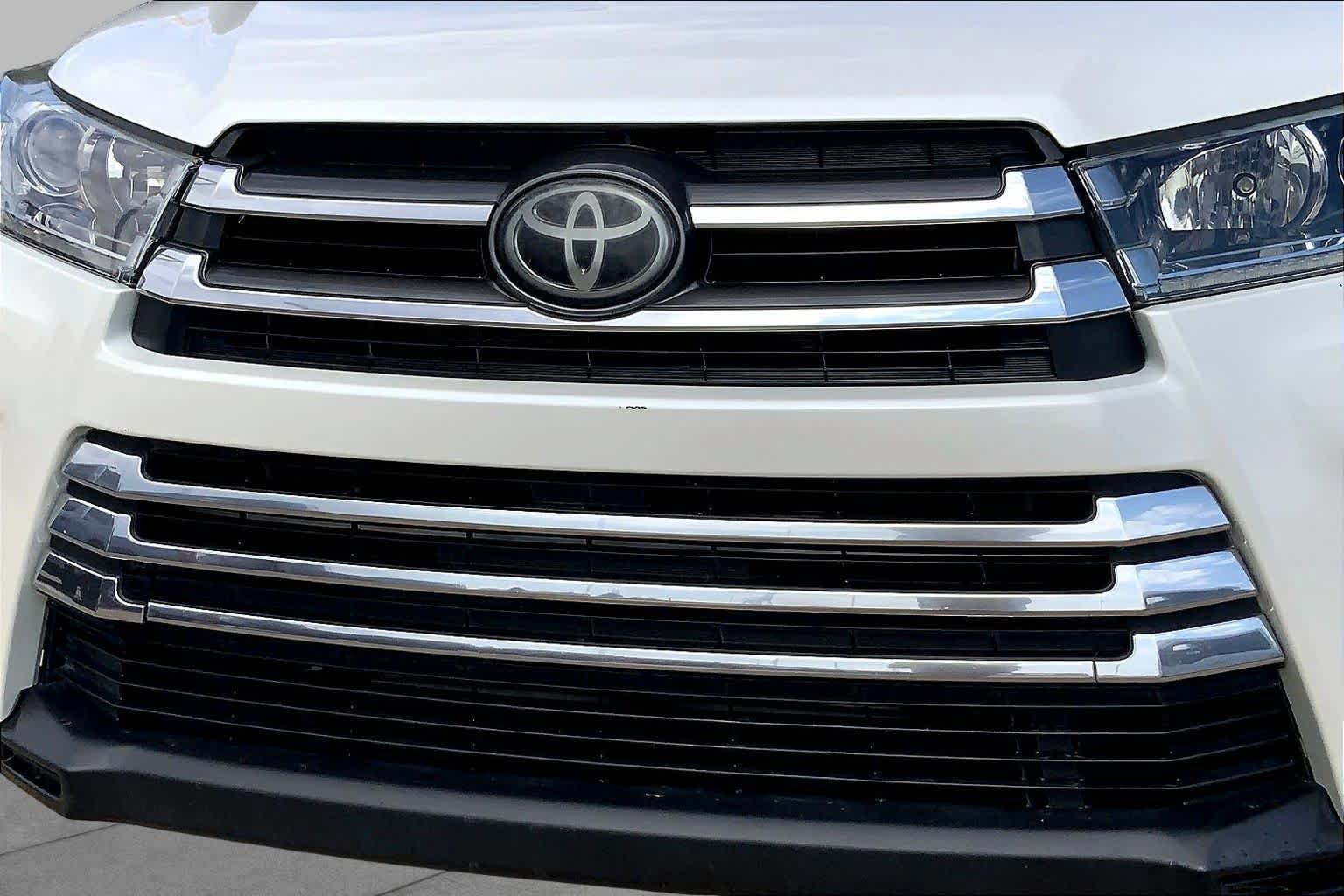 Used 2018 Toyota Highlander Limited w/ Carpet Mat Package (TMS) AWD/4WD image 30
