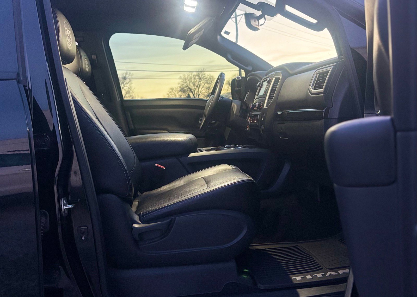 Used 2019 Nissan Titan SV w/ SV Convenience Package image 23