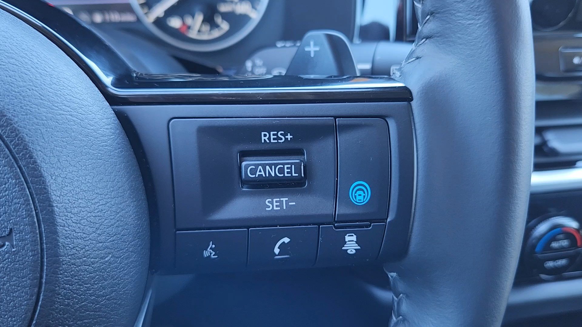 Used 2025 Nissan Pathfinder SL AWD/4WD image 13