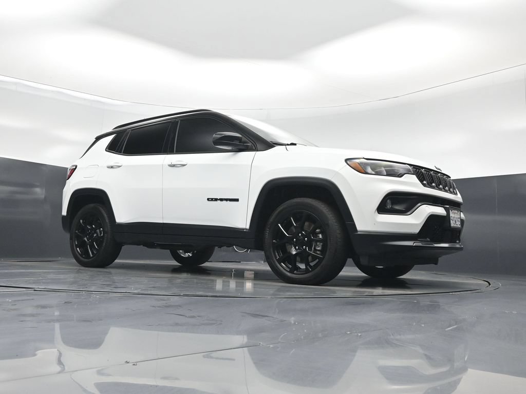 Used 2023 Jeep Compass Latitude AWD/4WD image 3