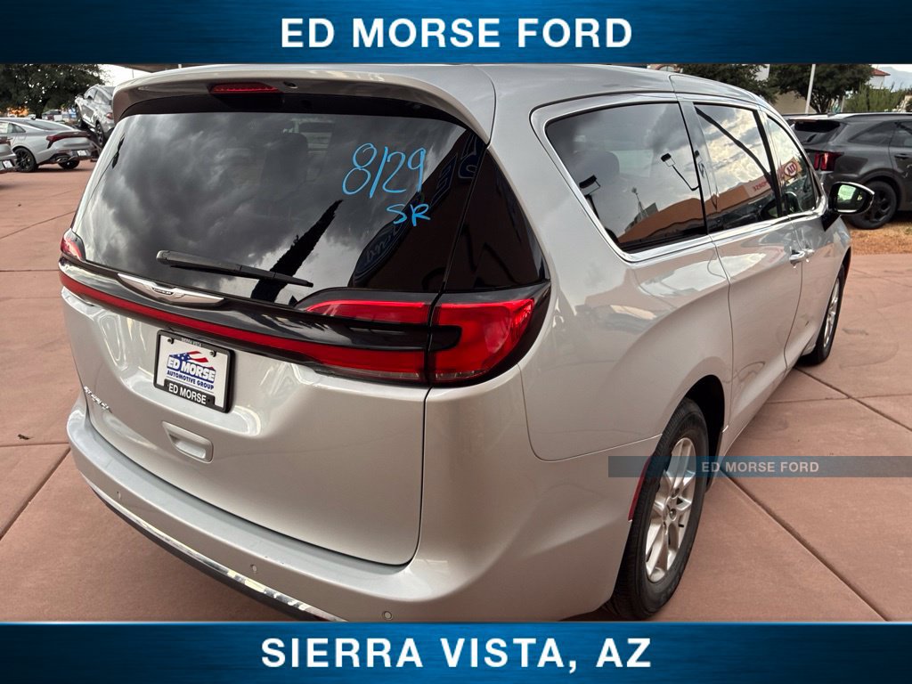 Used 2024 Chrysler Pacifica Touring-L FWD image 9