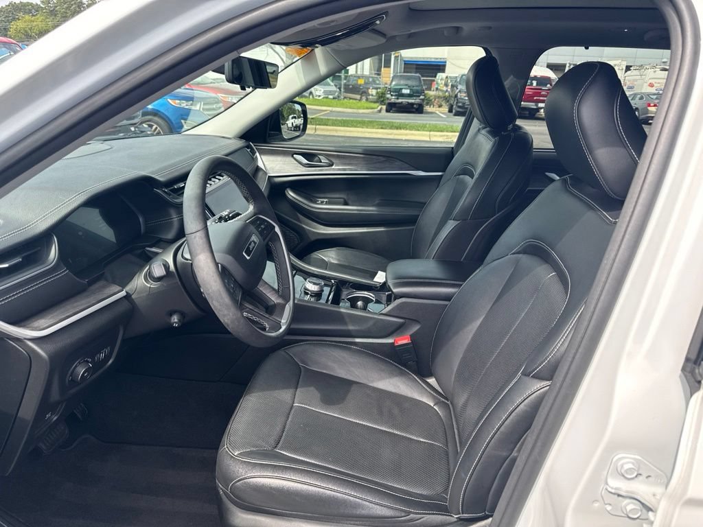 Used 2023 Jeep Grand Cherokee Limited w/ Luxury Tech Group II AWD/4WD image 16