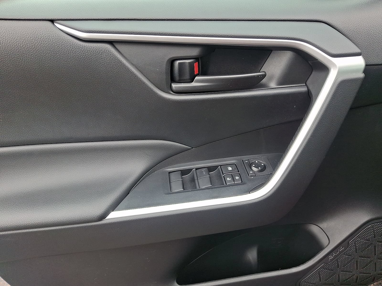 Used 2023 Toyota RAV4 LE AWD/4WD image 13