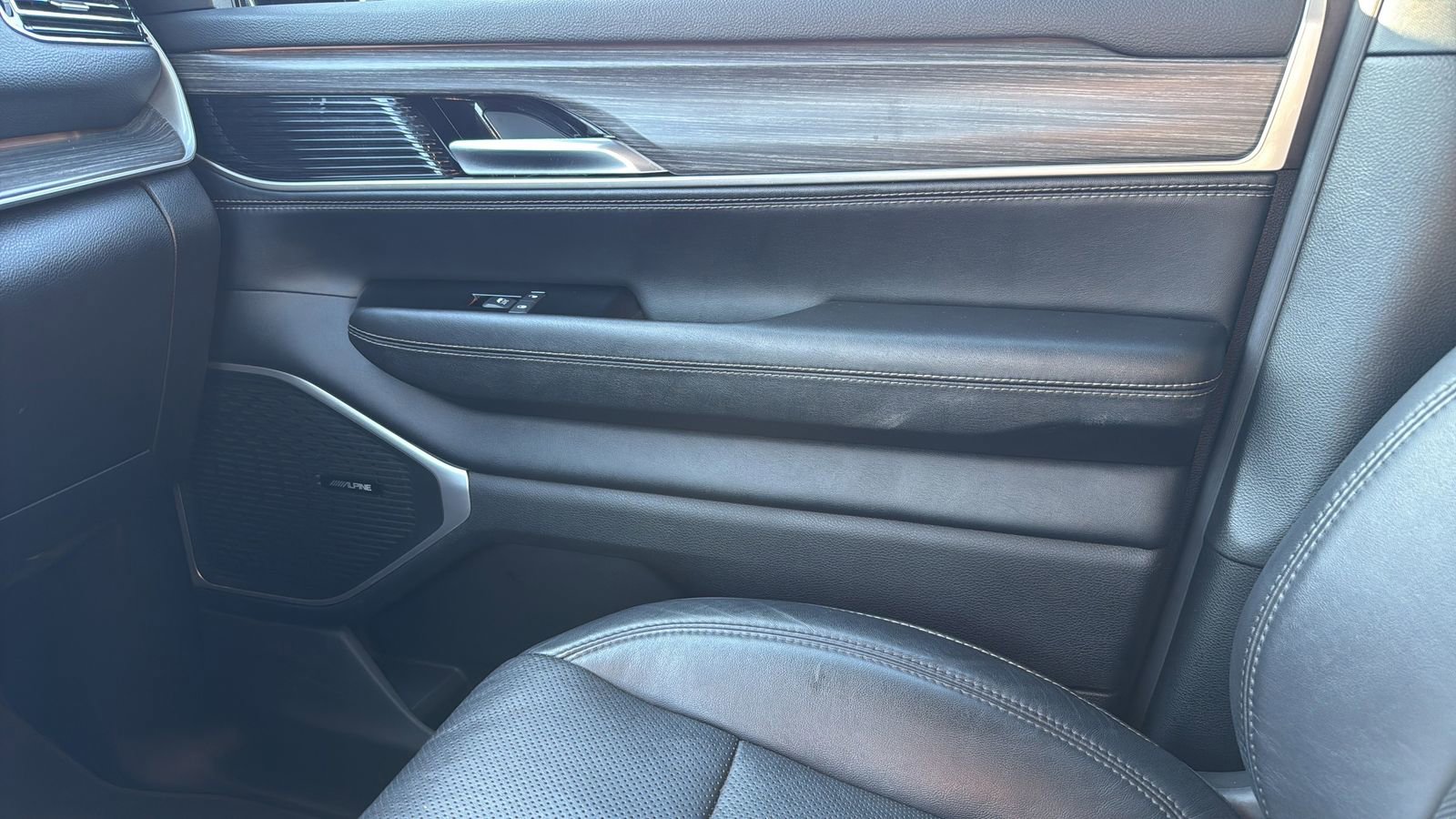 Used 2024 Jeep Wagoneer Series II w/ Flexible Seating Group RWD image 23