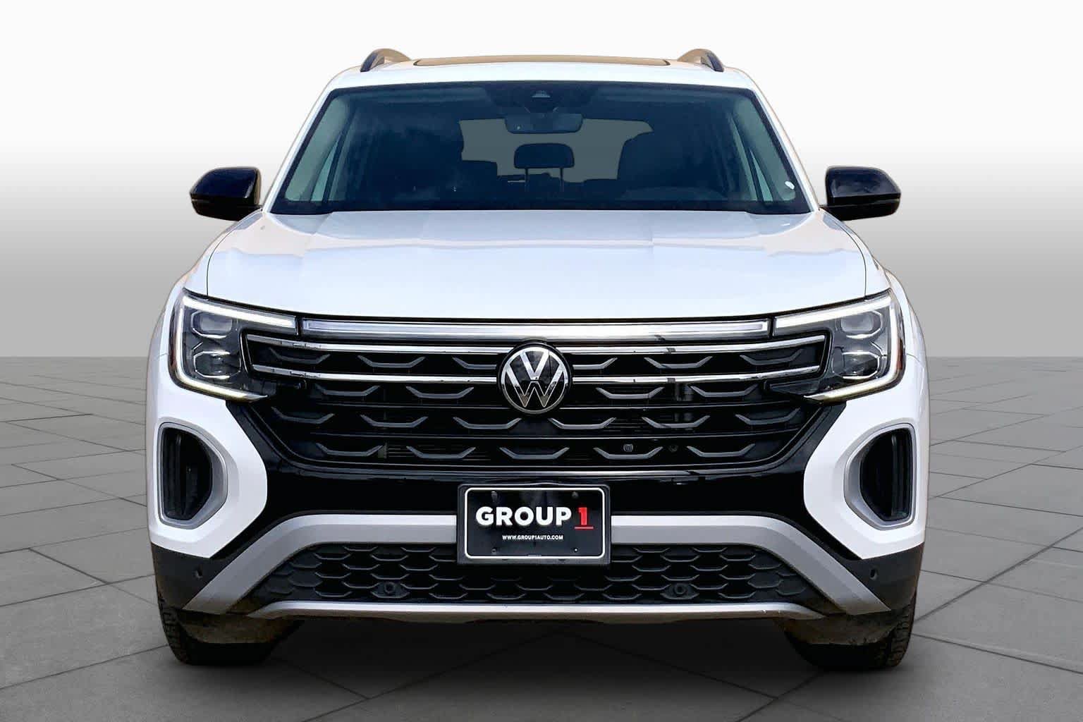 Used 2024 Volkswagen Atlas Peak Edition SE AWD/4WD image 4