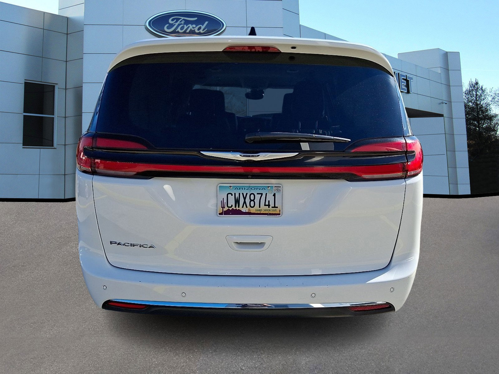 Used 2024 Chrysler Pacifica Touring-L image 3