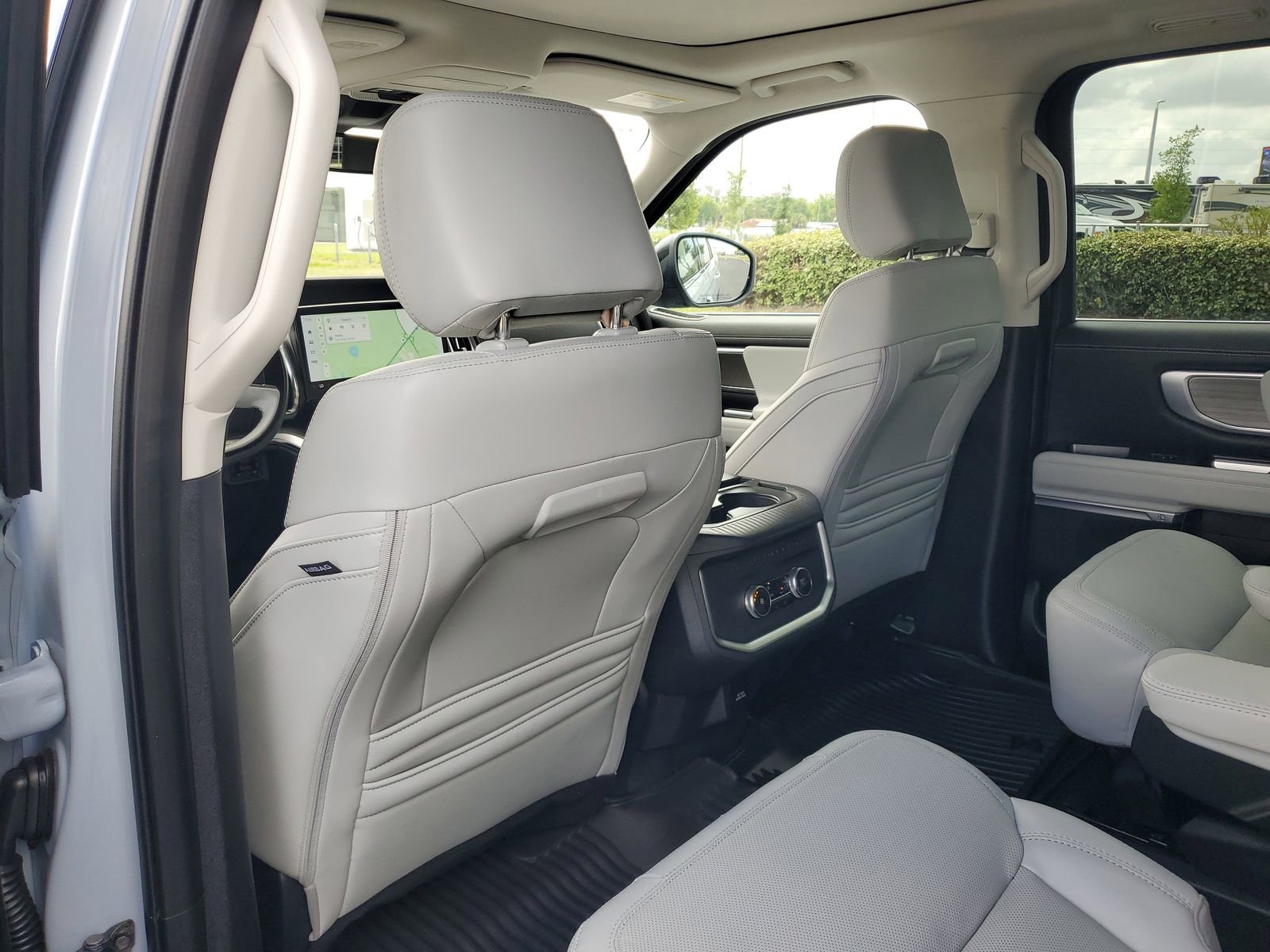 Certified 2025 Ford Expedition Platinum AWD/4WD image 11