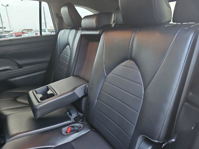 Used 2022 Toyota Highlander XLE AWD/4WD image 14