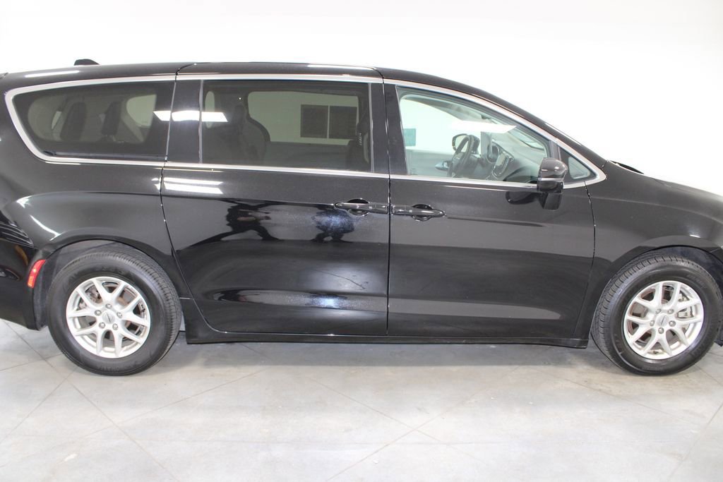 Used 2024 Chrysler Pacifica Touring-L image 6
