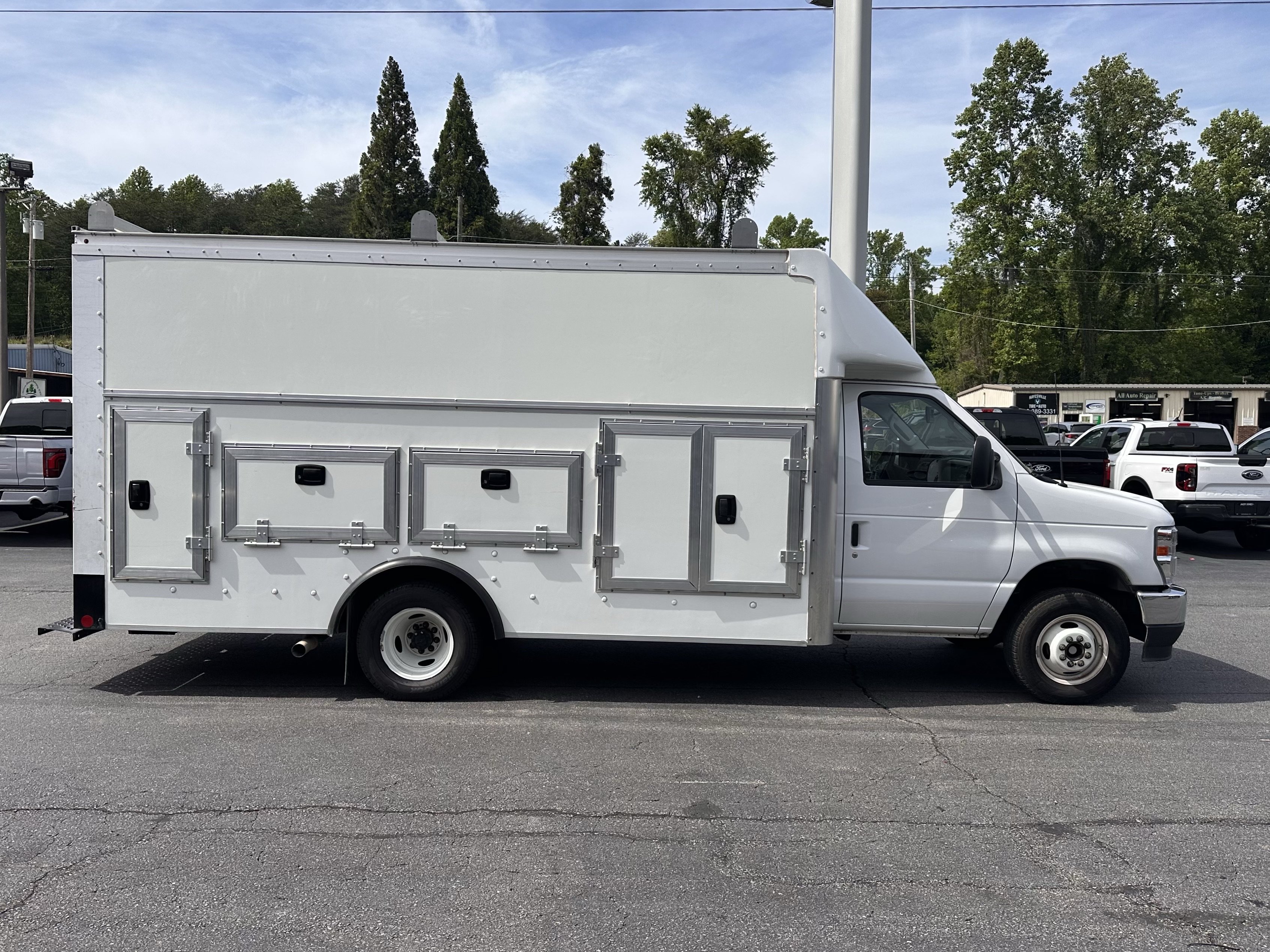 Certified 2024 Ford E-450 and Econoline 450 Super Duty w/ Power Windows & Locks Group RWD image 5