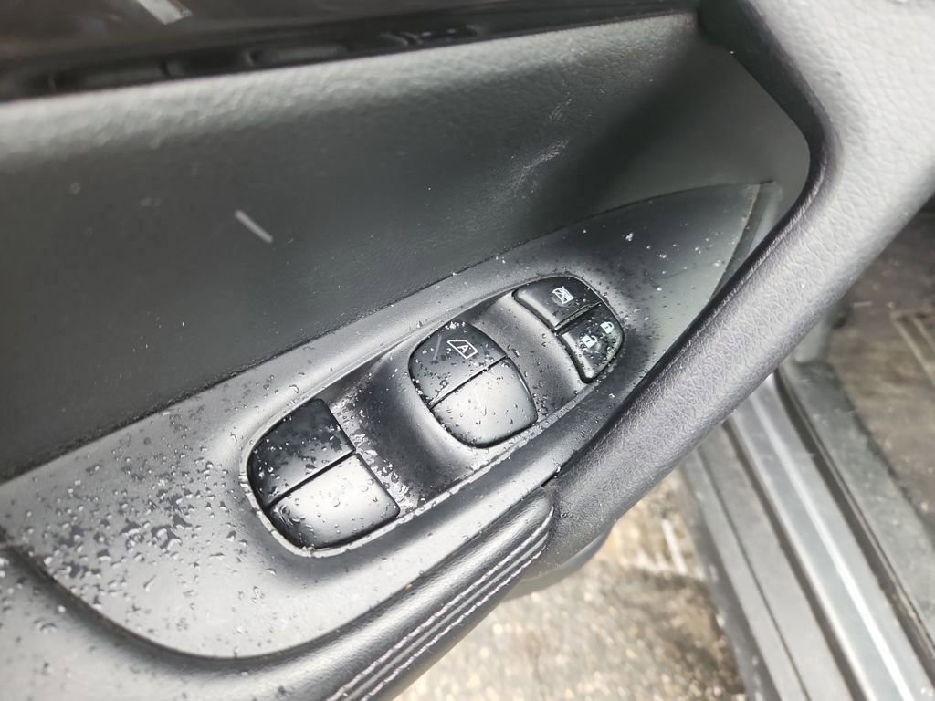 Used 2019 Nissan Rogue SV image 11