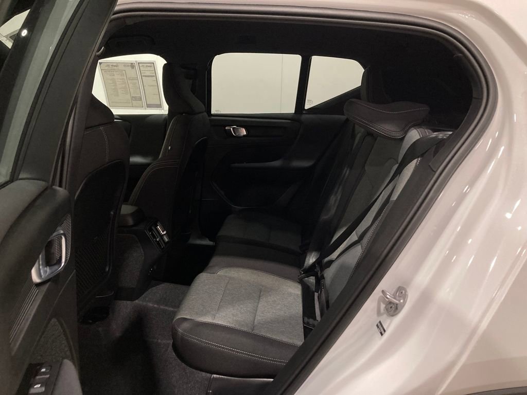 Used 2025 Volvo XC40 B5 Core image 16