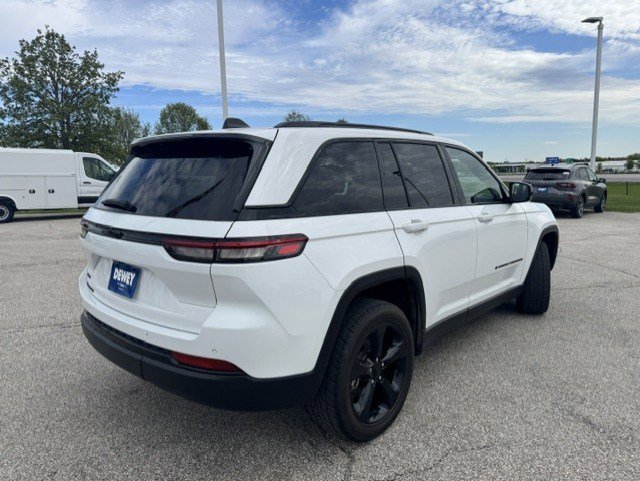 Used 2023 Jeep Grand Cherokee Altitude AWD/4WD image 9