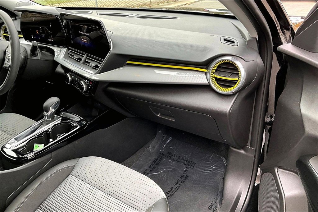 Used 2025 Chevrolet Trax LT image 15