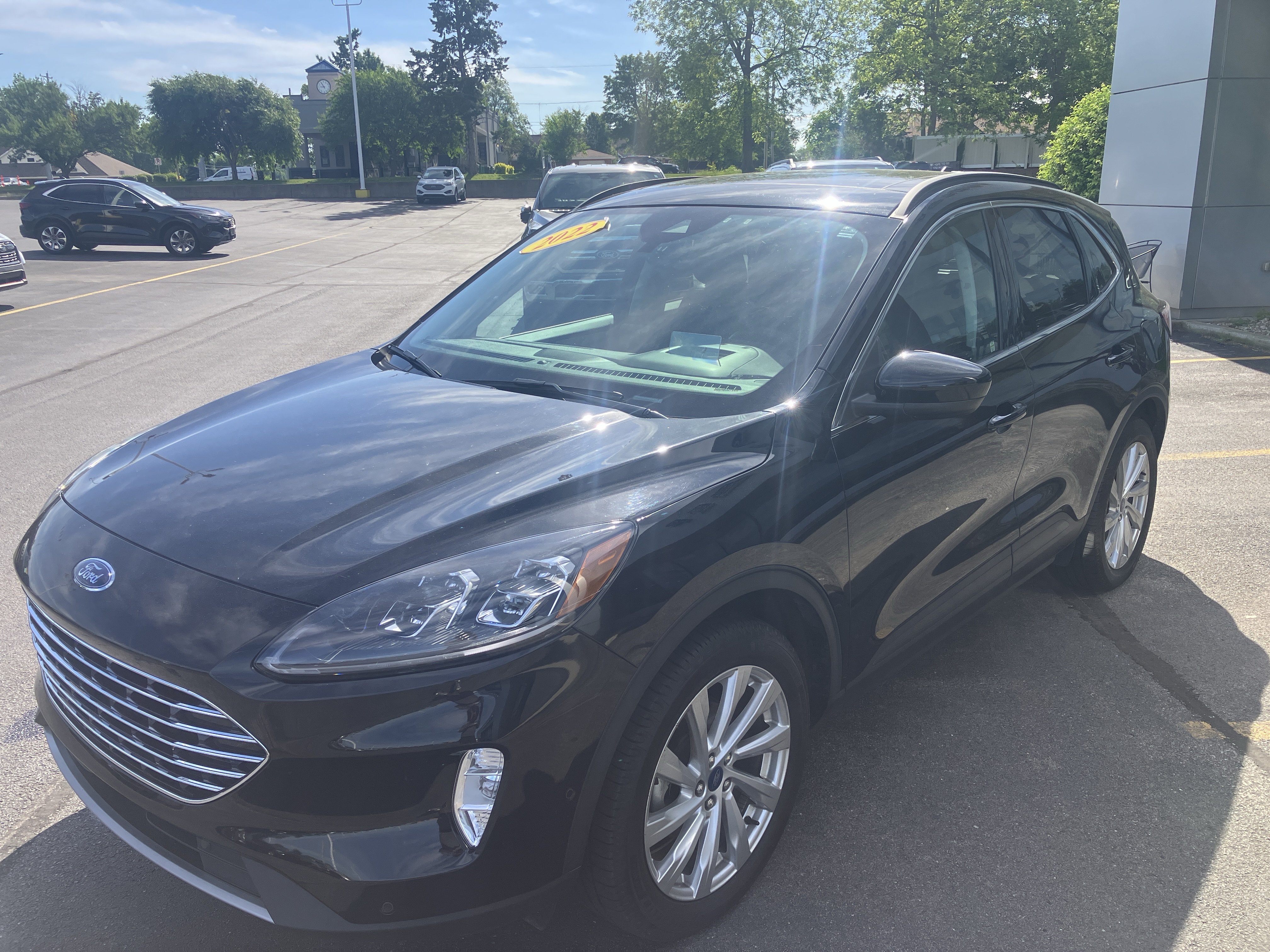Certified 2022 Ford Escape Titanium w/ Titanium Elite Package AWD/4WD image 3