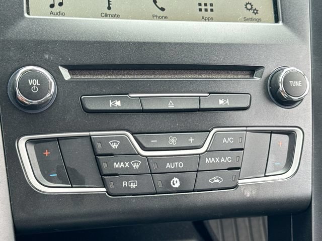 Certified 2018 Ford Fusion SE w/ Equipment Group 201A FWD image 18