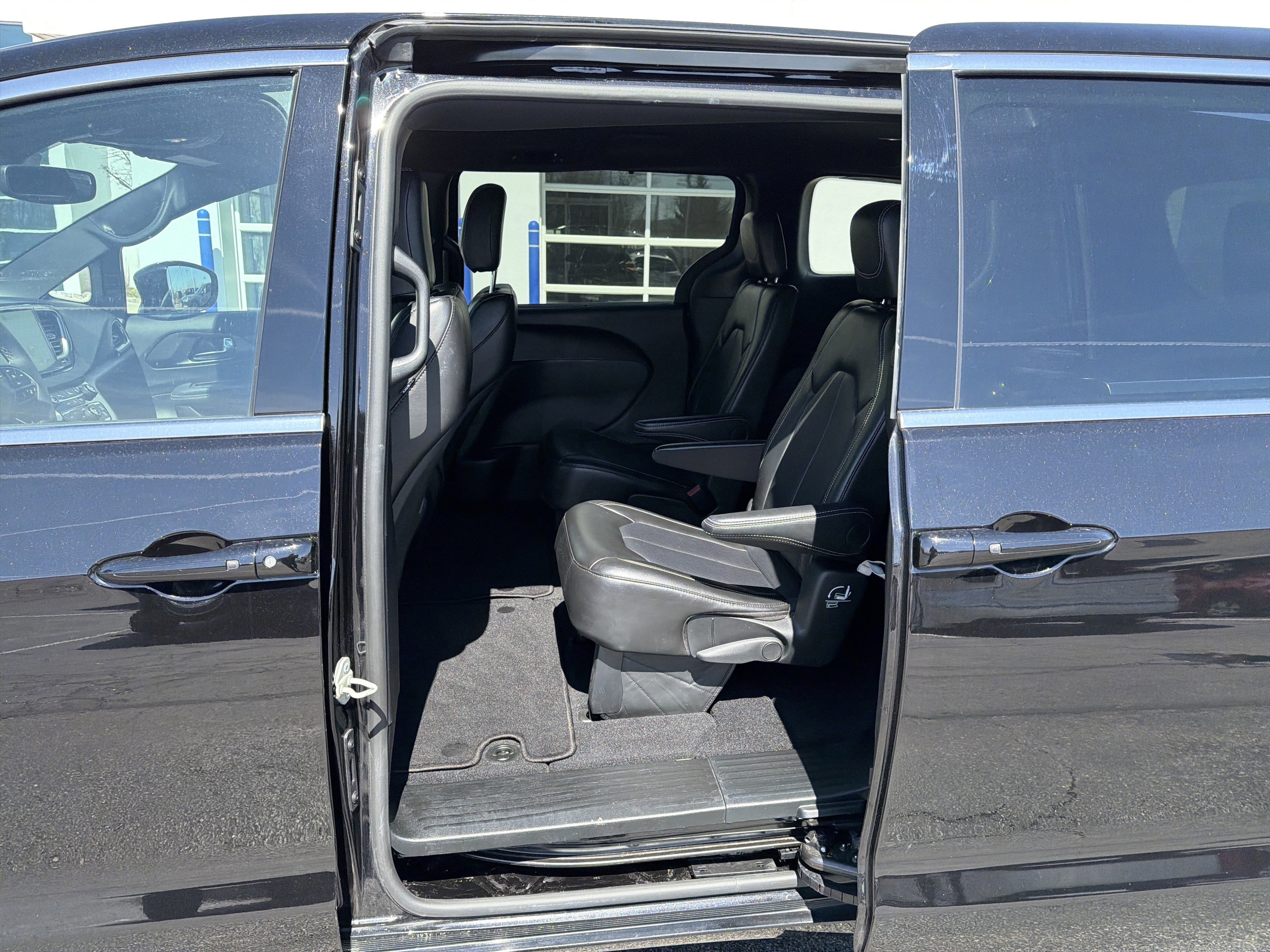 Used 2025 Chrysler Pacifica Select image 21