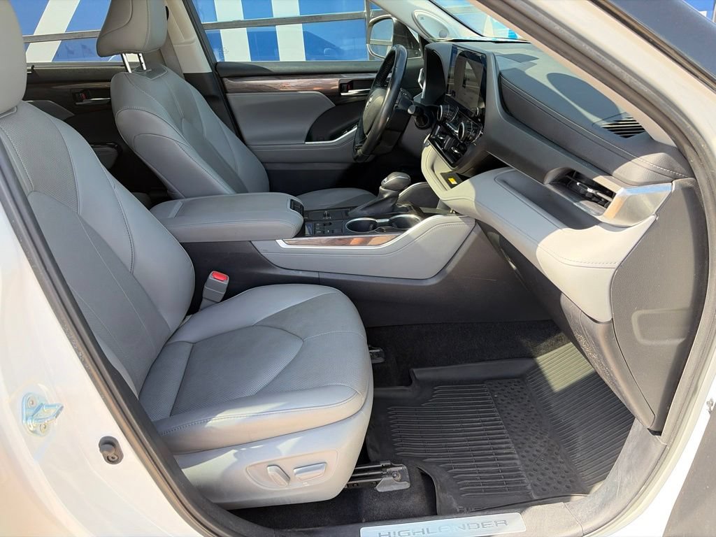 Used 2023 Toyota Highlander Limited FWD image 12
