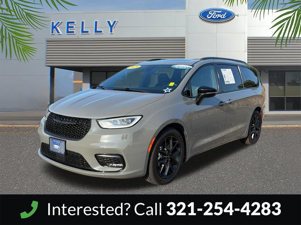 Used 2025 Chrysler Pacifica Limited FWD image 1