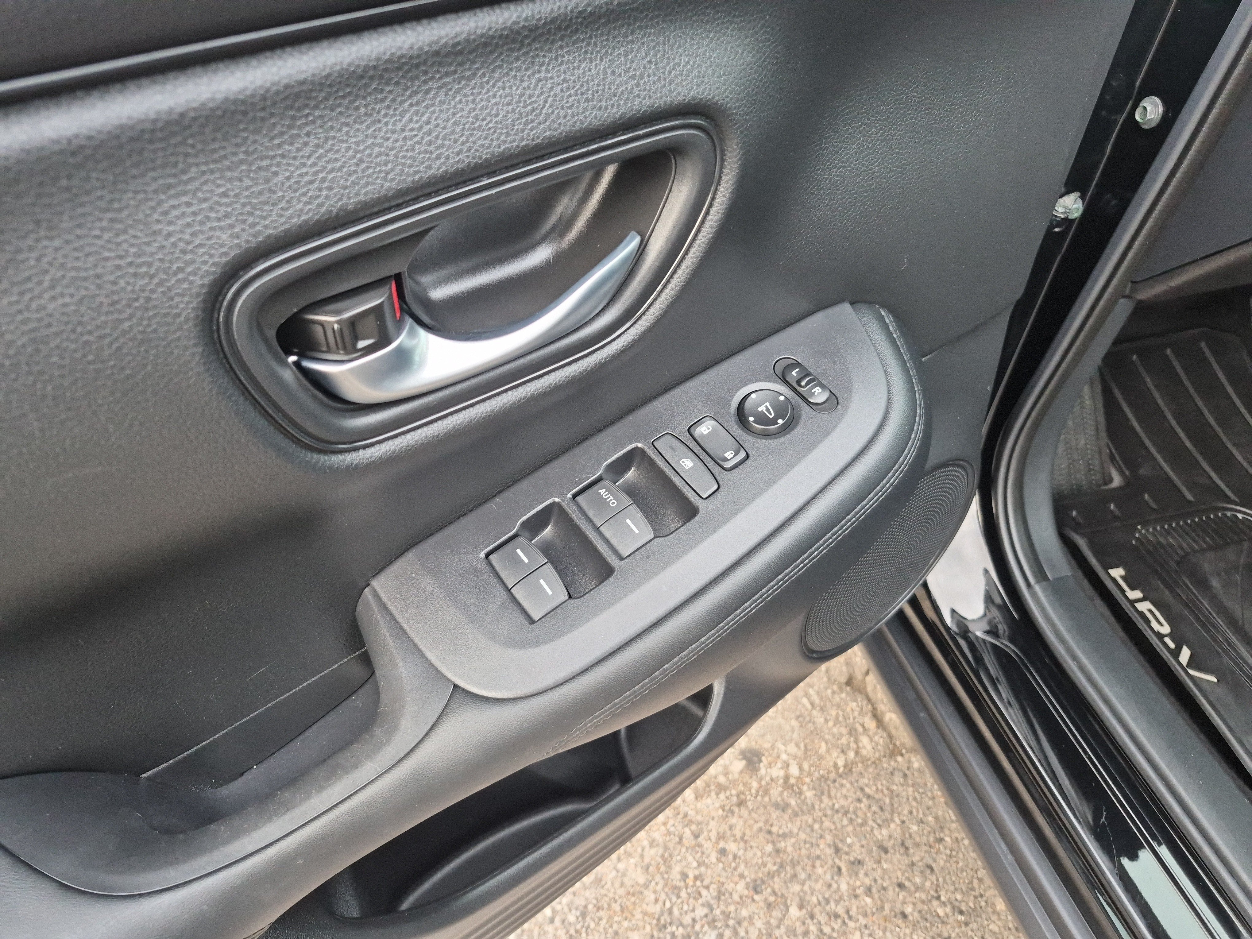 Used 2025 Honda HR-V LX image 9