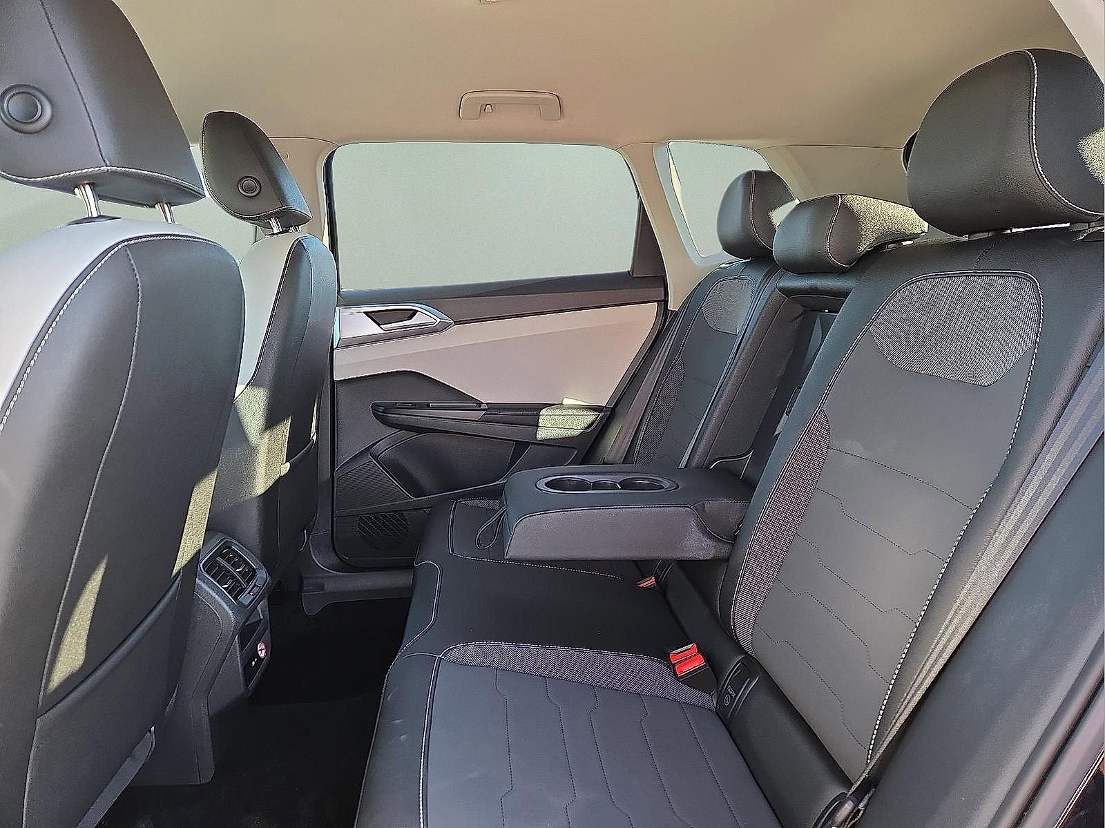 Used 2025 Volkswagen Taos SE image 10