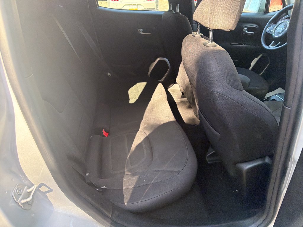 Used 2018 Jeep Renegade Latitude FWD image 32