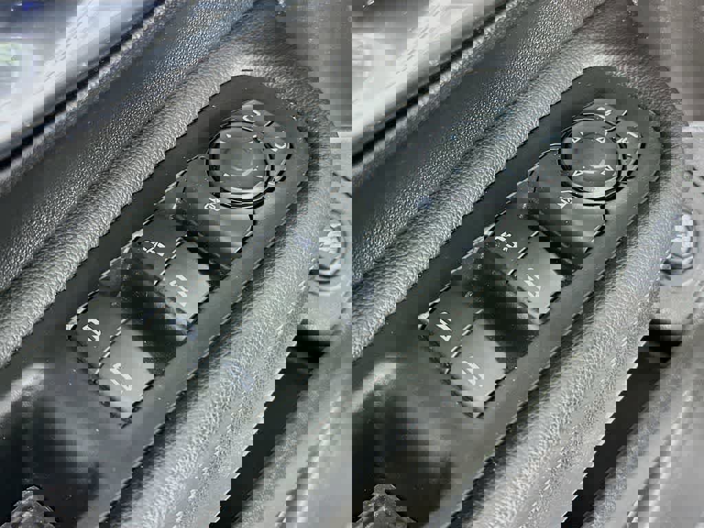 Used 2024 GMC Terrain SLT image 30