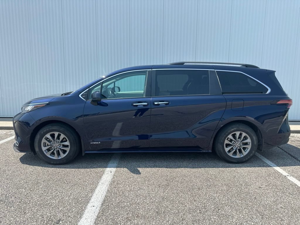 Used 2021 Toyota Sienna XLE w/ XLE Plus Package FWD image 3