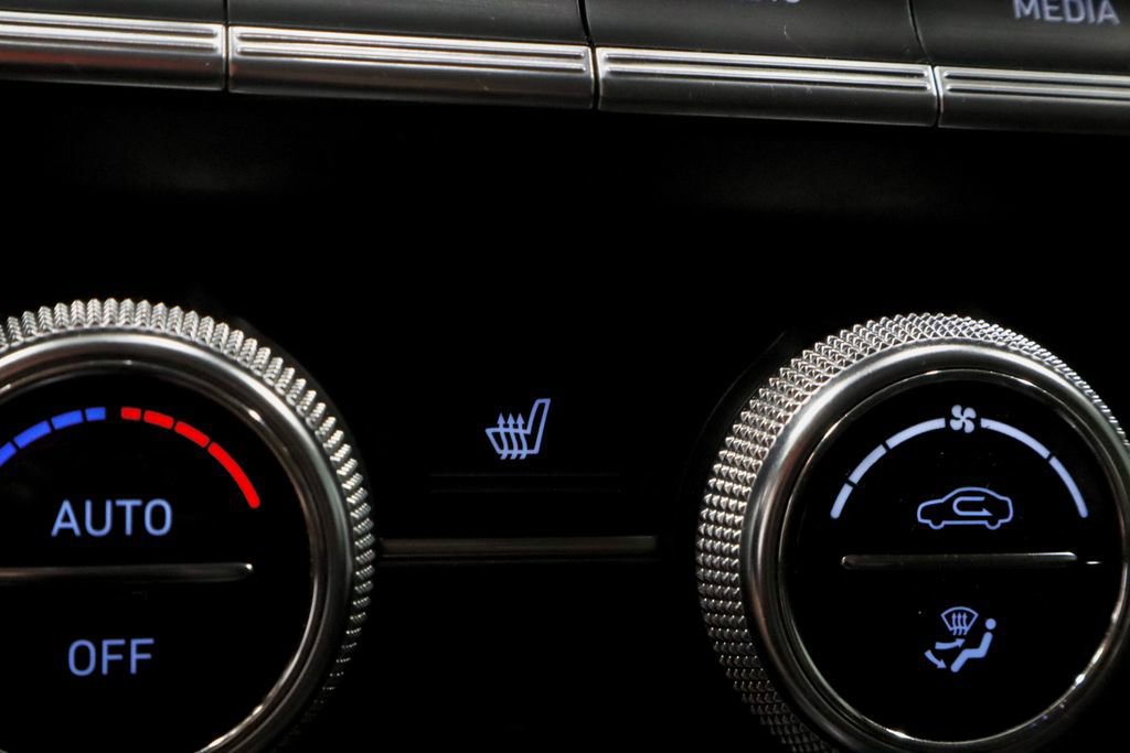 Used 2023 Genesis G70 2.0T image 12