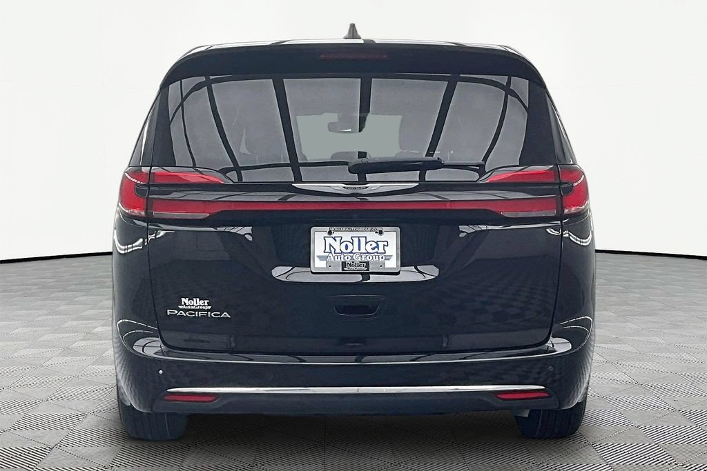 Used 2025 Chrysler Pacifica Select FWD image 4