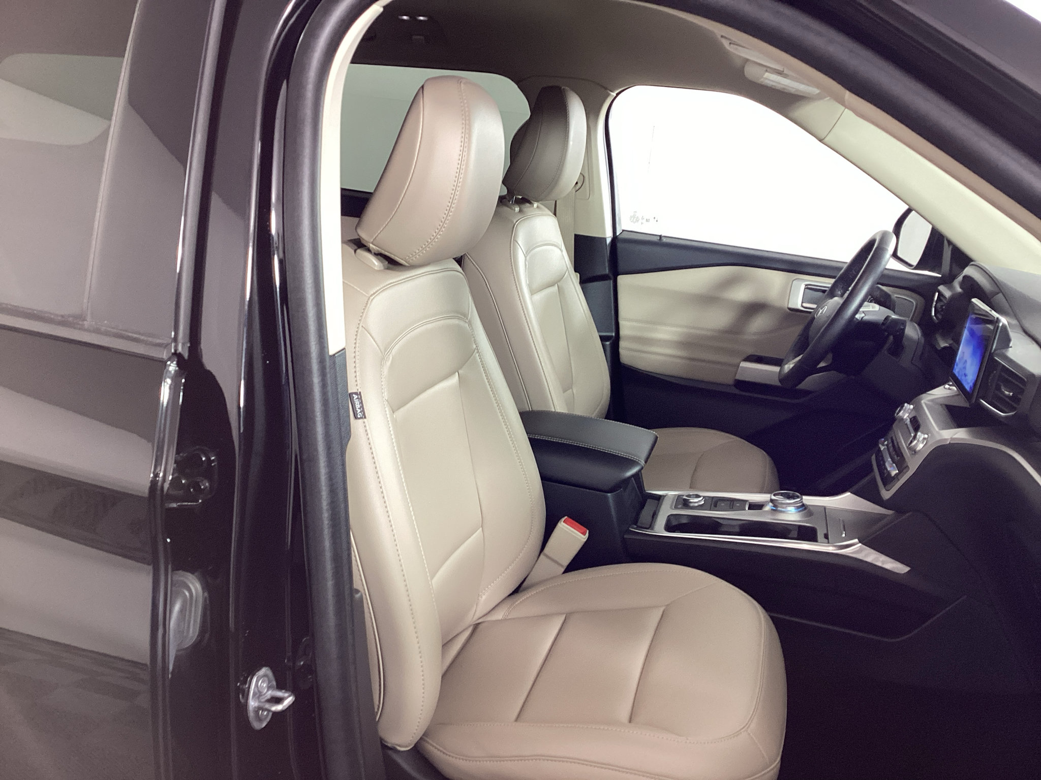 Certified 2024 Ford Explorer XLT w/ Equipment Group 202A AWD/4WD image 8