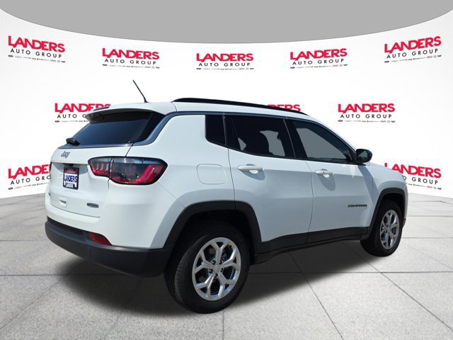Used 2024 Jeep Compass Latitude AWD/4WD image 3