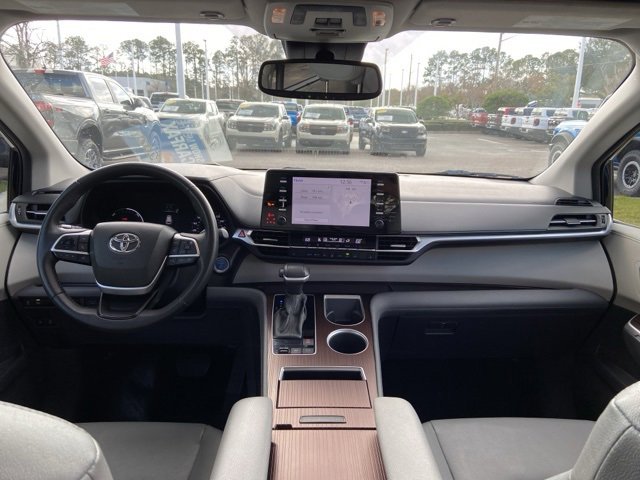Used 2024 Toyota Sienna XLE image 16